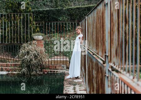 Jeune mariée près de la clôture et de la piscine Banque D'Images
