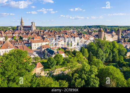 France, Côte d'Or, Semur en Auxois, vue générale de la cité médiévale avec collégiale notre Dame et château fortifié (vue aérienne) // France, Côte Banque D'Images