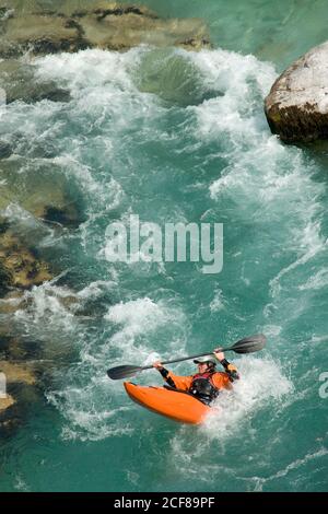 Homme sportif en kayak sur la rivière soca en slovénie Banque D'Images