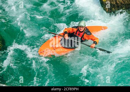 Homme sportif en kayak sur la rivière soca en slovénie Banque D'Images