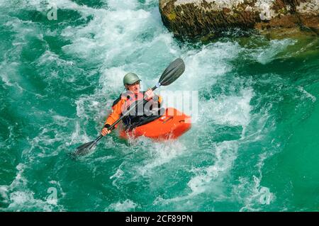 Homme sportif en kayak sur la rivière soca en slovénie Banque D'Images