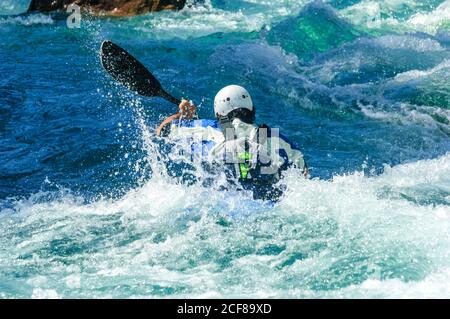 Homme sportif en kayak sur la rivière soca en slovénie Banque D'Images