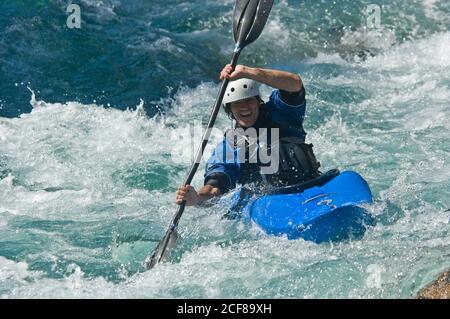 Homme sportif en kayak sur la rivière soca en slovénie Banque D'Images