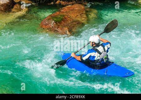 Homme sportif en kayak sur la rivière soca en slovénie Banque D'Images