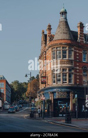 Londres, Royaume-Uni - 20 août 2020 : vue sur Kings Head, coin de pub à Crouch End, une région du nord de Londres traditionnellement prisée par les créatifs et famili Banque D'Images