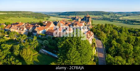 France, Côte d'Or, Châteauneuf, étiqueté les plus Beaux villages de France (les plus beaux villages de France), vue générale du vilage (aeria Banque D'Images