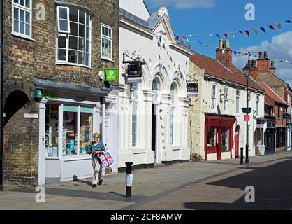 Magasins sur Wrawny Street, Brigg, North Lincolnshire, Angleterre Royaume-Uni Banque D'Images