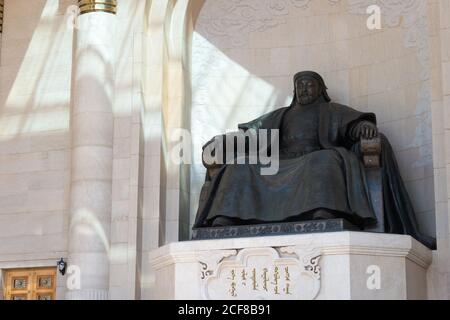 OULAN-BATOR, MONGOLIE - Statue de Chinggis Khaan sur la place de Sukhbaatar (place de Chinggis). Un célèbre site touristique à Oulan-Bator, Mongolie. Banque D'Images