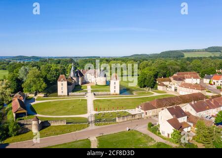 France, Côte d'Or, Commarin, village et Château de Commarin (vue aérienne) // France, Côte d'Or (21), Commarin, village et château de Commarin (vue aé Banque D'Images