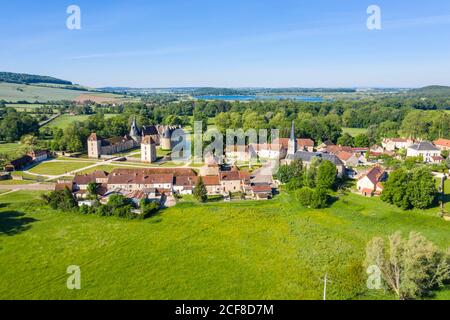 France, Côte d'Or, Commarin, village et Château de Commarin (vue aérienne) // France, Côte d'Or (21), Commarin, village et château de Commarin (vue aé Banque D'Images