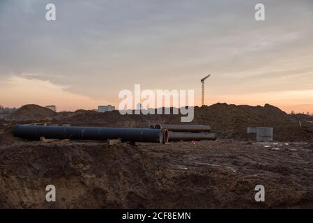 Pose ou remplacement de tuyaux d'égout pluvial souterrains. Installation de conduites d'eau principale, d'égouts sanitaires, de systèmes de drainage pluvial. Système de drainage des eaux souterraines Banque D'Images