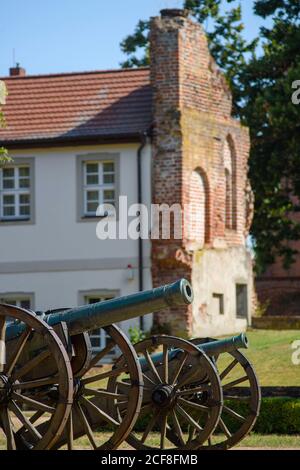 11 août 2020, Saxe-Anhalt, Schönhausen (Elbe) : des canons se trouvent en face du musée Bismarck, en bordure du parc de Schönhausen. Le musée est situé dans une aile latérale d'un château dont la maison principale a été soufflée en 1958. L'ancien château est le berceau du premier chancelier Otto von Bismarck qui y est né le 1er avril 1815. Le village de Schönhausen devint la propriété de la famille Bismarck en 1562. Photo: Klaus-Dietmar Gabbert/dpa-Zentralbild/ZB Banque D'Images