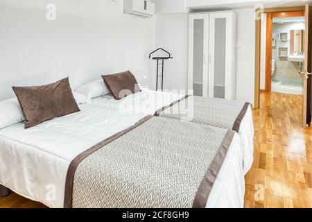 Intérieur de vide belle chambre dans le style moderne avec grand balcon en plein jour Banque D'Images