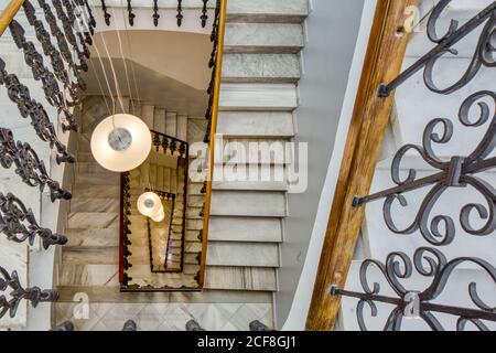 Depuis le haut de l'escalier de beaux escaliers élégants décorés par balustrade en marbre et en fer forgé Banque D'Images