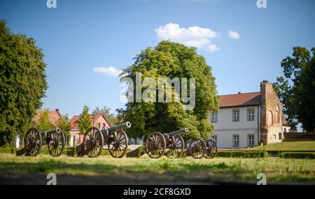 11 août 2020, Saxe-Anhalt, Schönhausen (Elbe) : des canons se trouvent en face du musée Bismarck, en bordure du parc de Schönhausen. Le musée est situé dans une aile latérale d'un château dont la maison principale a été soufflée en 1958. L'ancien château est le berceau du premier chancelier Otto von Bismarck qui y est né le 1er avril 1815. Le village de Schönhausen devint la propriété de la famille Bismarck en 1562. Photo: Klaus-Dietmar Gabbert/dpa-Zentralbild/ZB Banque D'Images