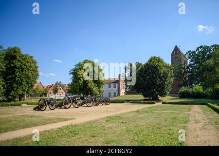 11 août 2020, Saxe-Anhalt, Schönhausen (Elbe) : des canons se trouvent en face du musée Bismarck, en bordure du parc de Schönhausen. Le musée est situé dans une aile latérale d'un château dont la maison principale a été soufflée en 1958. L'ancien château est le berceau du premier chancelier Otto von Bismarck qui y est né le 1er avril 1815. Le village de Schönhausen devint la propriété de la famille Bismarck en 1562. Photo: Klaus-Dietmar Gabbert/dpa-Zentralbild/ZB Banque D'Images