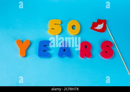 Homme De 50 Ans A Une Fete D Anniversaire Sur Le Point De Souffler Les Bougies Sur Le Gateau Photo Stock Alamy