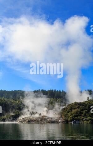 La vapeur s'élève d'Orakei Korako, une zone géothermique très active et une attraction touristique dans la zone volcanique de Taupo, en Nouvelle-Zélande Banque D'Images