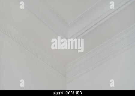 Moulage classique blanc dans une salle lumineuse avec panneaux blancs mats murs Banque D'Images