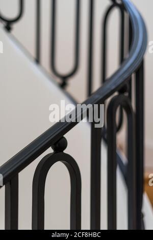 Escalier en bois massif avec balustrade noire dans la maison avec lumière intérieur Banque D'Images