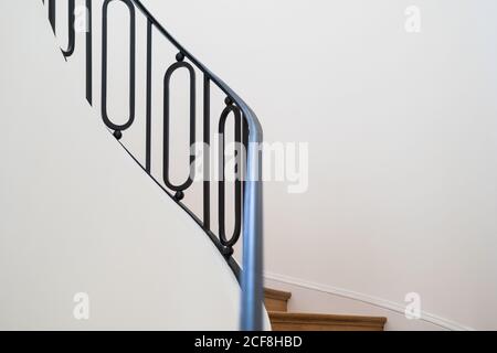 Escalier en bois massif avec balustrade noire dans la maison avec lumière intérieur Banque D'Images