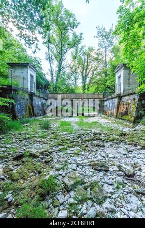 France, Côte d’Or, Réserve naturelle régionale du Val Suzon, Etaules, Foret Domaniale de Val Suzon, Parc Jouvence, lit de la rivière sèche de Suzon // France, Côte d’Or Banque D'Images
