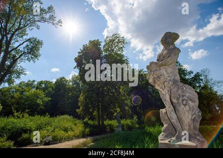 11 août 2020, Saxe-Anhalt, Schönhausen (Elbe) : une figure en grès dans le parc du domaine de Schönhausen. Vous y trouverez le Bismarck-Museum qui a été établi dans une aile latérale d'un château, dont le bâtiment principal a été construit en 1958. L'ancien château est le lieu de naissance du Premier chancelier Otto von Bismarck qui y est né le 1er avril 1815. Le village de Schönhausen devint la propriété de la famille Bismarck en 1562. Le parc immobilier Schönhausen fait partie du réseau "Garden Dreams - Historical Parks in Saxe-Anhalt". Photo: Klaus-Dietmar Gabbert/dpa-Zentralbild/ZB Banque D'Images