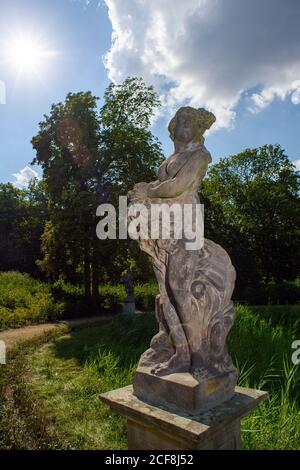 11 août 2020, Saxe-Anhalt, Schönhausen (Elbe) : une figure en grès dans le parc du domaine de Schönhausen. Vous y trouverez le Bismarck-Museum qui a été établi dans une aile latérale d'un château, dont le bâtiment principal a été construit en 1958. L'ancien château est le lieu de naissance du Premier chancelier Otto von Bismarck qui y est né le 1er avril 1815. Le village de Schönhausen devint la propriété de la famille Bismarck en 1562. Le parc immobilier Schönhausen fait partie du réseau "Garden Dreams - Historical Parks in Saxe-Anhalt". Photo: Klaus-Dietmar Gabbert/dpa-Zentralbild/ZB Banque D'Images