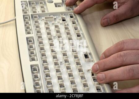 Liberté de parole, censure et restrictions sur Internet, un homme travaille sur un clavier sans touches Banque D'Images