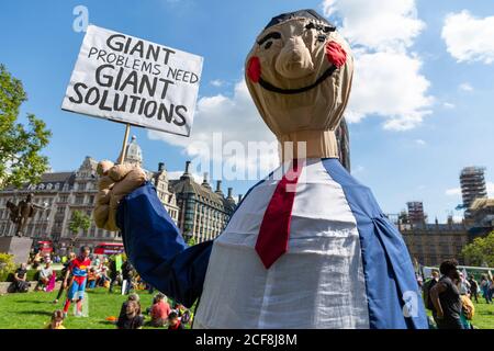 Une marionnette géante tenant un écriteau de protestation lors de la manifestation de la rébellion d'extinction, Londres, 1er septembre 2020 Banque D'Images