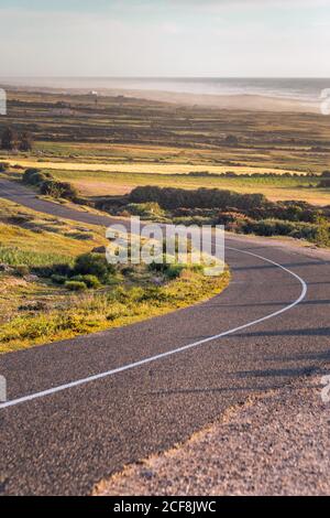 Route asphaltée à Oualidia, Maroc. Banque D'Images