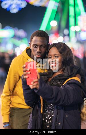 Couple noir prenant le selfie sur le champ de foire Banque D'Images