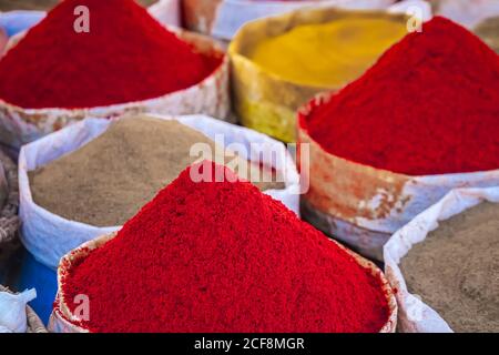 Sélection d'épices sur un marché marocain traditionnel (souk) à Guelmim, Maroc. Banque D'Images