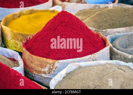 Sélection d'épices sur un marché marocain traditionnel (souk) à Guelmim, Maroc. Banque D'Images