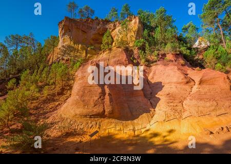 L'Ocher chemin le Sentier des Acres à travers les falaises rouges de Roussillon les Acres, un parc naturel du Vaucluse, Provence, France. Banque D'Images