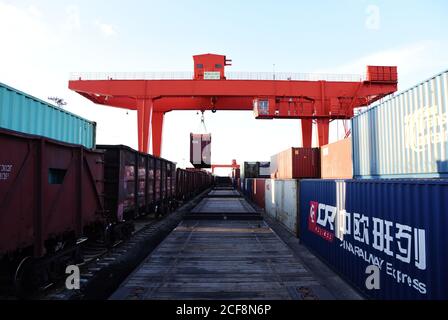 Hohhot. 4 septembre 2020. Une grue transporte des conteneurs au port d'Erenhot, dans la région autonome de la Mongolie intérieure, au nord de la Chine, le 4 septembre 2020. Le port frontalier d'Erenhot a vu passer cette année 1,500 trains de marchandises Chine-Europe, a déclaré vendredi les autorités locales. Credit: Lian Zhen/Xinhua/Alay Live News Banque D'Images