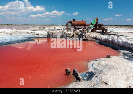 Bassin d'évaporation d'extraction de sel naturel en Ukraine. Banque D'Images