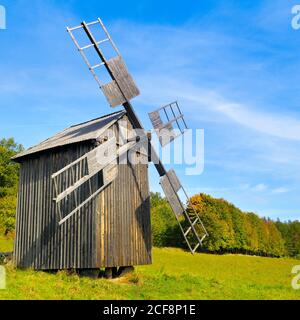 Ancien moulin à vent en bois. Vue sur le musée en plein air de l'architecture populaire et des Folkways d'Ukraine dans le village de Pyrohiv (Pirogovo) près de Kiev, Ukraine Banque D'Images