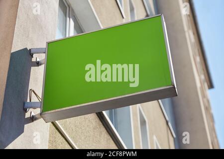 Signe vert vierge comme modèle de maquette de logo sur un mur de la maison Banque D'Images