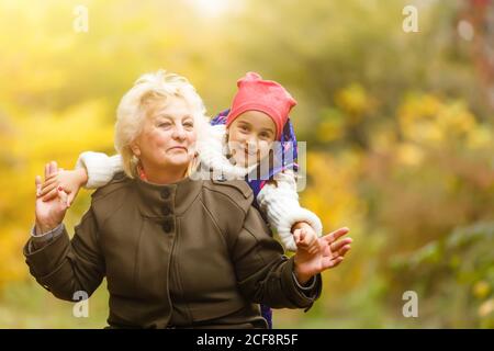 Grand-mère et sa petite-fille cueillir des baies dans la forêt Banque D'Images