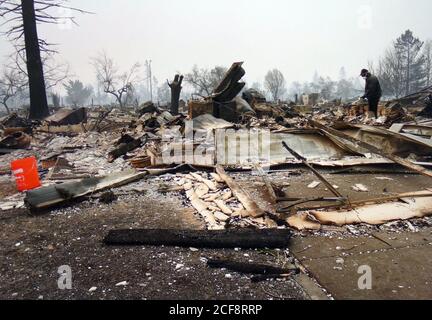 Santa Rosa, États-Unis. 31 août 2020. Photographiée à partir d'une tablette, la photo montre la famille Granger à la recherche de restes dans les cendres de leur maison incendiée en 2017. En 2017, ils ont perdu leur maison dans le quartier de Coffey Park dans le feu de Tubbs à Santa Rosa. (À dpa 'la Californie devient un enfer de feu - pas de fin en vue') Credit: Astrid Granger/Barbara Munker/dpa/Alay Live News Banque D'Images