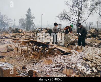 Santa Rosa, États-Unis. 31 août 2020. Photographiée à partir d'une tablette, la photo montre la famille Granger à la recherche de restes dans les cendres de leur maison incendiée en 2017. En 2017, ils ont perdu leur maison dans le quartier de Coffey Park dans le feu de Tubbs à Santa Rosa. (À dpa 'la Californie devient un enfer de feu - pas de fin en vue') Credit: Astrid Granger/Barbara Munker/dpa/Alay Live News Banque D'Images