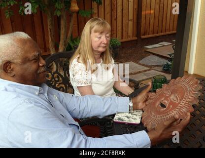 Santa Rosa, États-Unis. 31 août 2020. Astrid Granger et son mari Henry regardent un soleil de céramique, l'un des rares objets qu'ils ont pu trouver dans les cendres de leur maison complètement détruite. Le couple avait perdu sa maison dans le quartier Coffey Park de Santa Rosa, dans le fameux incendie de Tubbs en 2017. (À dpa 'la Californie devient un enfer de feu - pas de fin en vue') Credit: Barbara Munker/dpa/Alamy Live News Banque D'Images