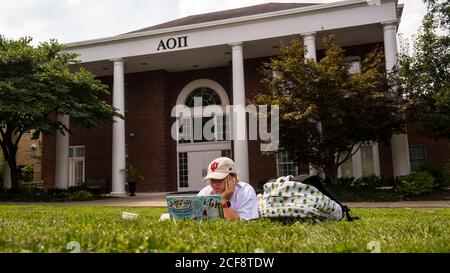 Bloomington, États-Unis. 03ème septembre 2020. Lexie Brown, qui est une entreprise majeure à l'IU, assiste à une activité de classe en ligne sur la pelouse de sa maison de sororité Alpha Omicron Pi (qui est en quarantaine) à distance des autres résidents de maison.plus de 30 maisons grecques à l'université d'Indiana sont actuellement en quarantaine. Crédit : SOPA Images Limited/Alamy Live News Banque D'Images