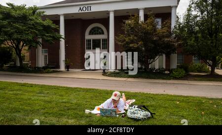 Bloomington, États-Unis. 03ème septembre 2020. Lexie Brown, qui est une entreprise majeure à l'IU, assiste à une activité de classe en ligne sur la pelouse de sa maison de sororité Alpha Omicron Pi (qui est en quarantaine) à distance des autres résidents de maison.plus de 30 maisons grecques à l'université d'Indiana sont actuellement en quarantaine. Crédit : SOPA Images Limited/Alamy Live News Banque D'Images