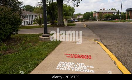 Bloomington, États-Unis. 03ème septembre 2020. Un message peint sur un trottoir sur l'avenue North Jordan demandant aux membres de la communauté de l'Université de l'Indiana de porter des masques pendant la pandémie du coronavirus.plus de 30 maisons grecques de l'Université de l'Indiana sont actuellement en quarantaine. Crédit : SOPA Images Limited/Alamy Live News Banque D'Images