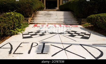 Bloomington, États-Unis. 03ème septembre 2020. Le trottoir de la fraternité Alpha Epsilon Pi, qui est en quarantaine pour le coronavirus, est peint pour la course de vélo Little 500.plus de 30 maisons grecques de l'Université de l'Indiana sont actuellement en quarantaine. Crédit : SOPA Images Limited/Alamy Live News Banque D'Images