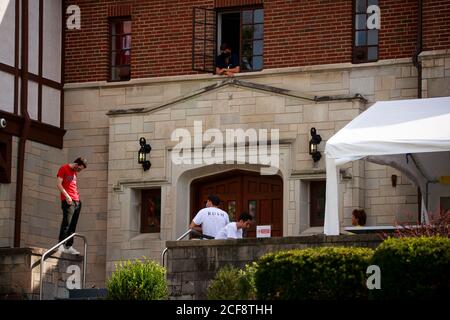 Bloomington, États-Unis. 03ème septembre 2020. Max Williams, à gauche, président de chapitre de la fraternité Phi Kappa Tau dans le bloc de 700 de E. Third Street se trouve près d'une rampe à l'extérieur de la maison de fraternité. La maison d'un seul de quelques-uns qui n'ont pas de cas de COVID selon Williams.plus de 30 maisons grecques à l'Université de l'Indiana sont actuellement en quarantaine. Crédit : SOPA Images Limited/Alamy Live News Banque D'Images