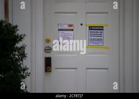 Bloomington, États-Unis. 03ème septembre 2020. Un panneau sur la porte à l'extérieur des maisons de Fraternité Acacia avertissant les visiteurs que la maison est en quarantaine.plus de 30 maisons grecques à l'Université de l'Indiana sont actuellement en quarantaine. Crédit : SOPA Images Limited/Alamy Live News Banque D'Images