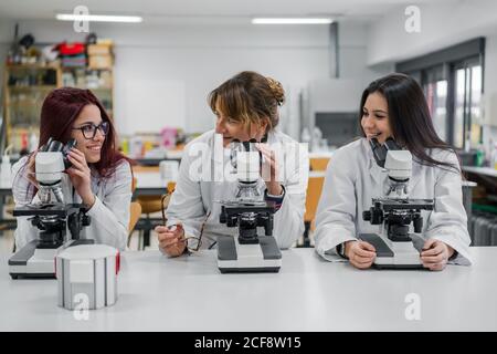 Femmes scientifiques utilisant des microscopes en laboratoire Banque D'Images